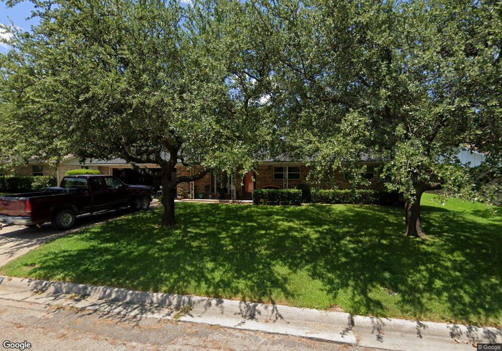 2011 Maplewood Dr, Gainesville, TX 76240 - photo 1