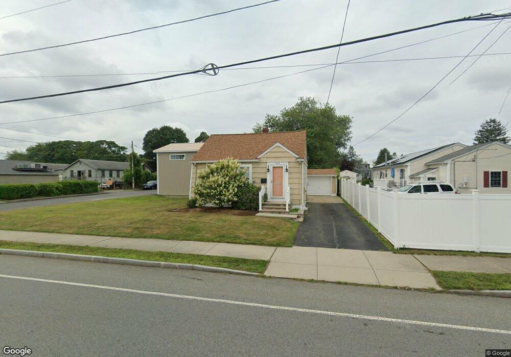 719 Dartmouth St, South Dartmouth, MA 02748 - photo 1