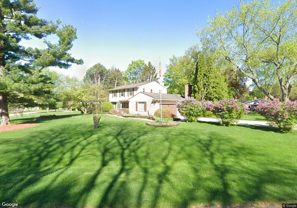 704 Robinhood Cir, Bloomfield Hills, MI 48304 - photo 1