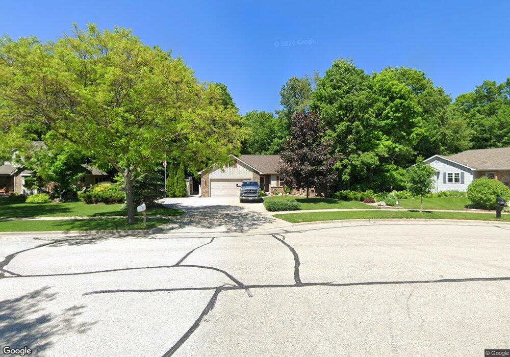 513 Saras Ct, Slinger, WI 53086 - photo 1