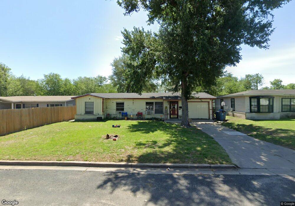 1508 E Bowie St, Beeville, TX 78102 - photo 1