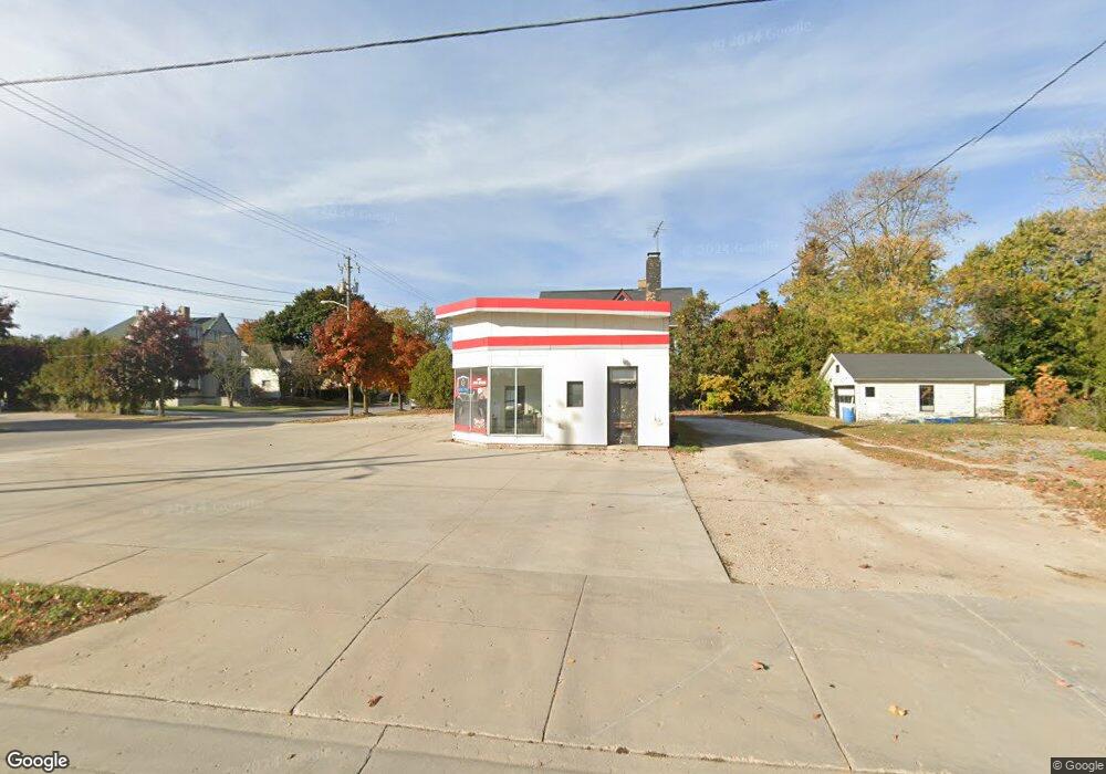 802 N 11th St, Manitowoc, WI 54220 - photo 1