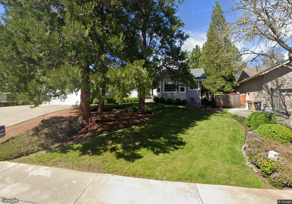 1032 NW Regent Dr, Grants Pass, OR 97526 - photo 1