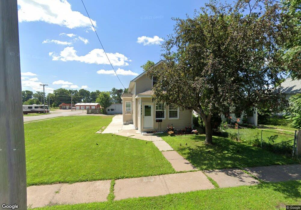 1605 W 2nd St, Davenport, IA 52802 - photo 1