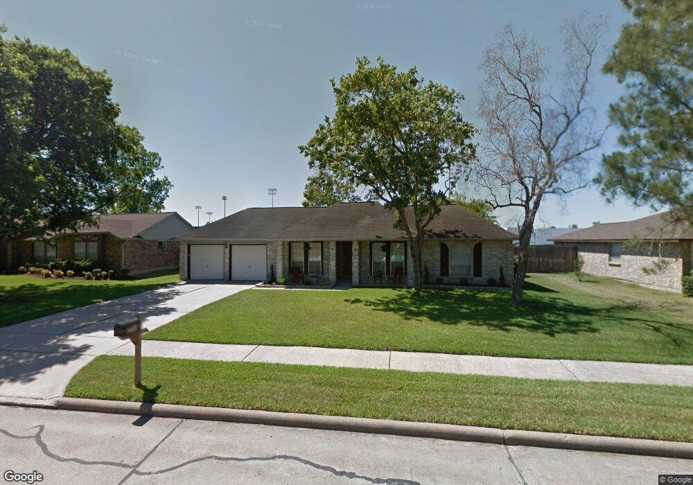 1105 W Castlewood Ave, Friendswood, TX 77546 - photo 1