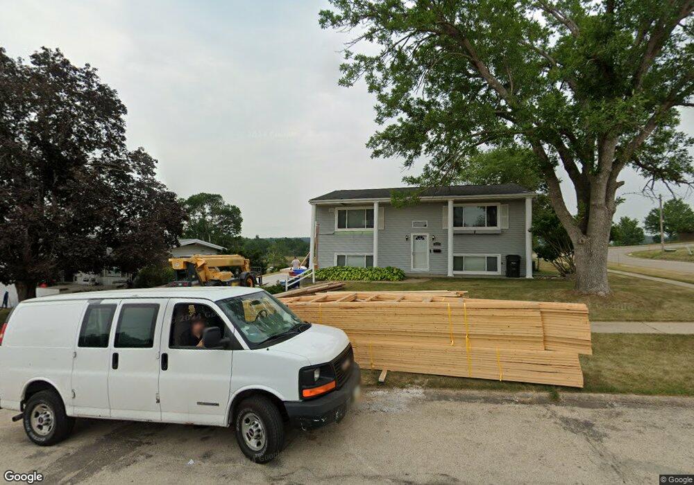 2825 Teresa Dr SW, Cedar Rapids, IA 52404 - photo 1