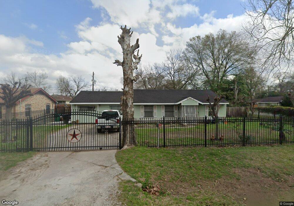 9222 Una St, Houston, TX 77022 - photo 1