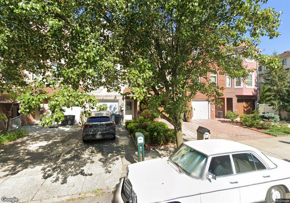 194 Wellington Ct, Staten Island, NY 10314 - photo 1