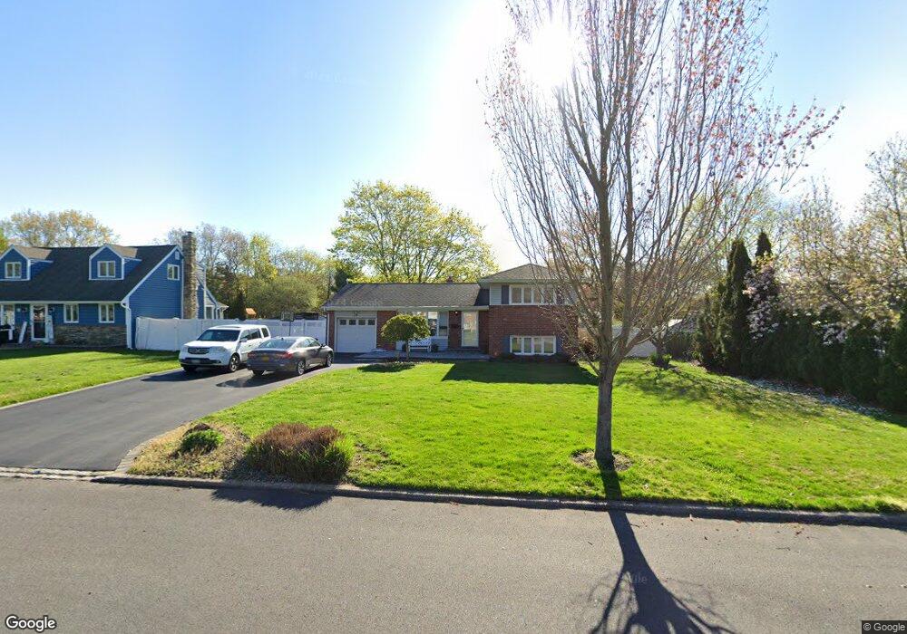 17 Niagara Ln, ComMacK, NY 11725 - photo 1