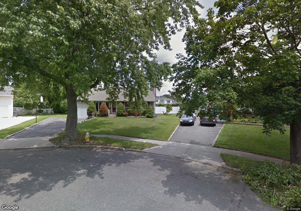 9 Timothy Ct, ComMacK, NY 11725 - photo 1