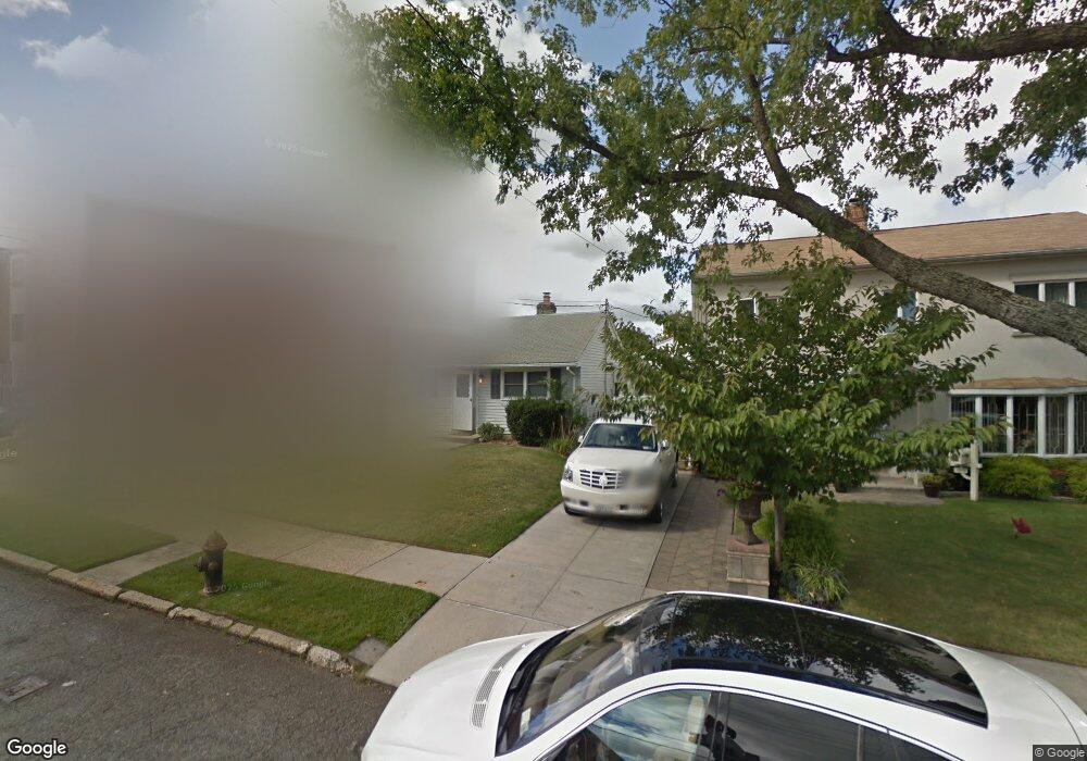 5822 256th St, Little Neck, NY 11362 - photo 1