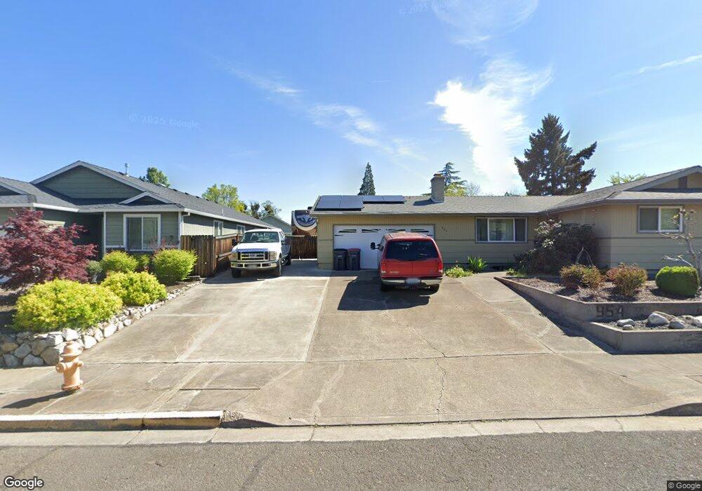 954 N 10th St, Central Point, OR 97502 - photo 1
