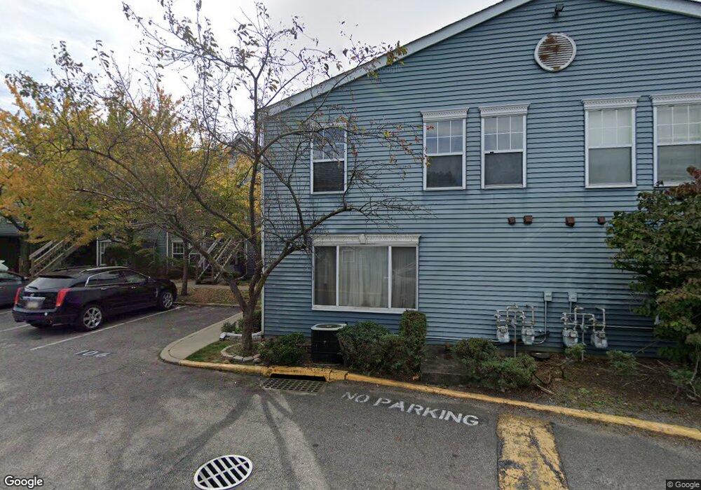 104 Pond Way unit 104, Staten Island, NY 10303 - photo 1