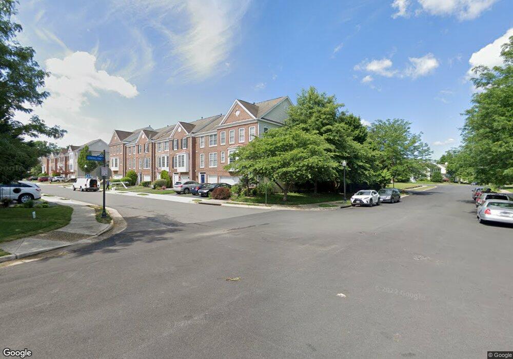 25211 Dunvegan Square, Chantilly, VA 20152 - photo 1