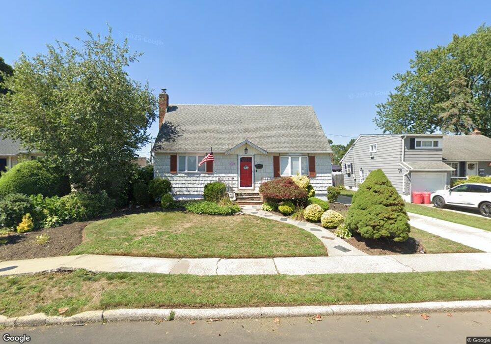 592 Heathcliff Dr, Seaford, NY 11783 - photo 1