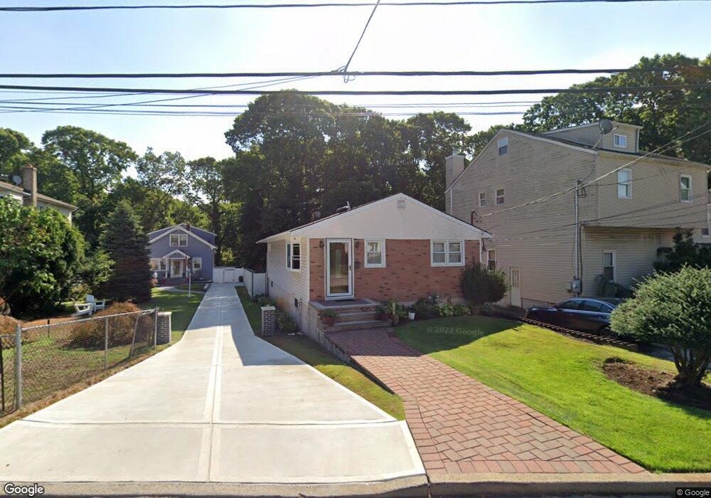 1215 Waterview Dr, Rockville Centre, NY 11570 - photo 1