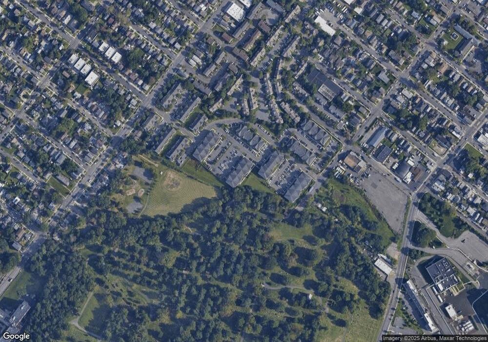 923 Cedar Ct unit 923, New Brunswick, NJ 08901 - photo 1