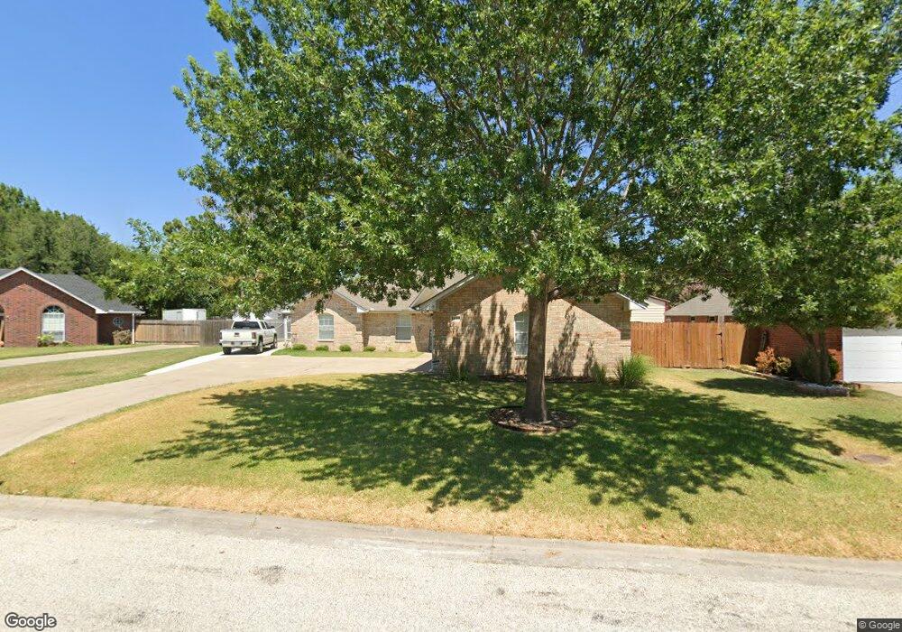 1010 Oxford Dr, Gainesville, TX 76240 - photo 1