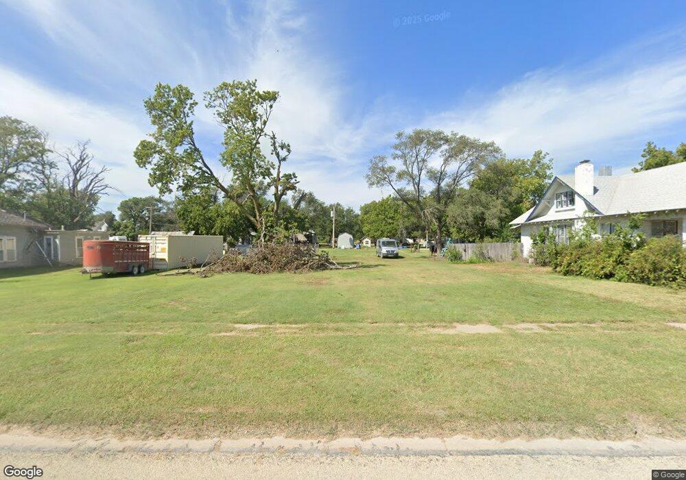 121 N Locust St, Osborne, KS 67473 - photo 1