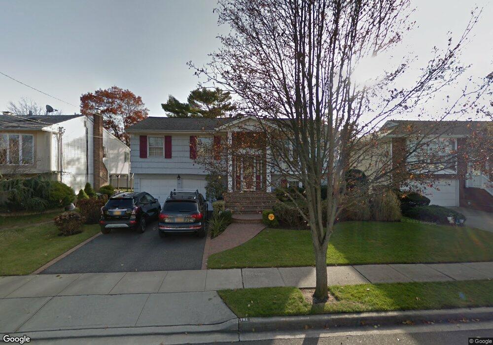 782 Vivian Ct, Baldwin, NY 11510 - photo 1