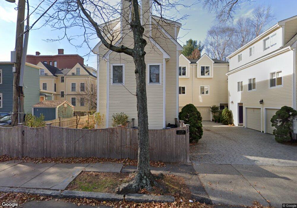 27 Kinnaird St unit 2   27, Cambridge, MA 02139 - photo 1