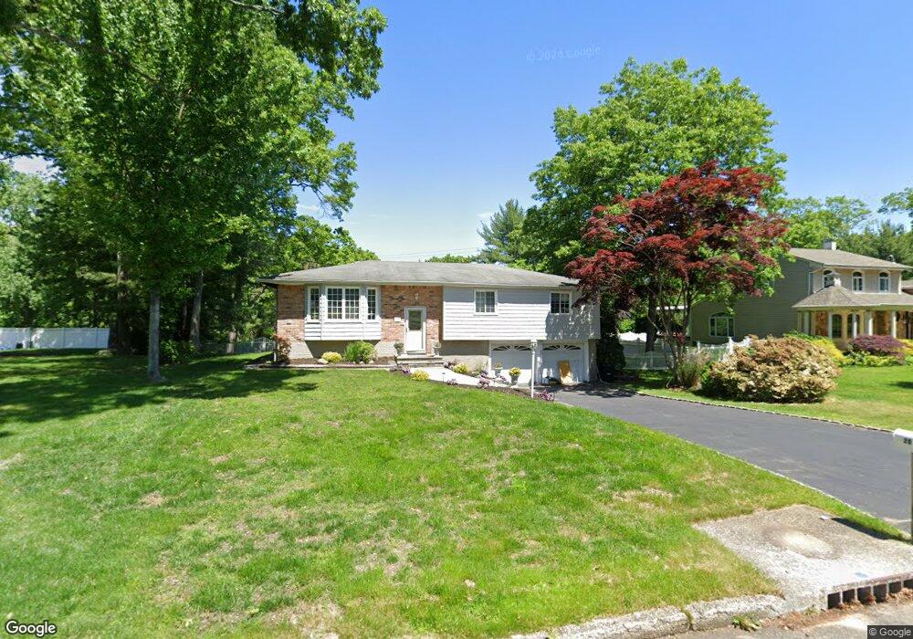 20 Peacock Ln, ComMacK, NY 11725 - photo 1