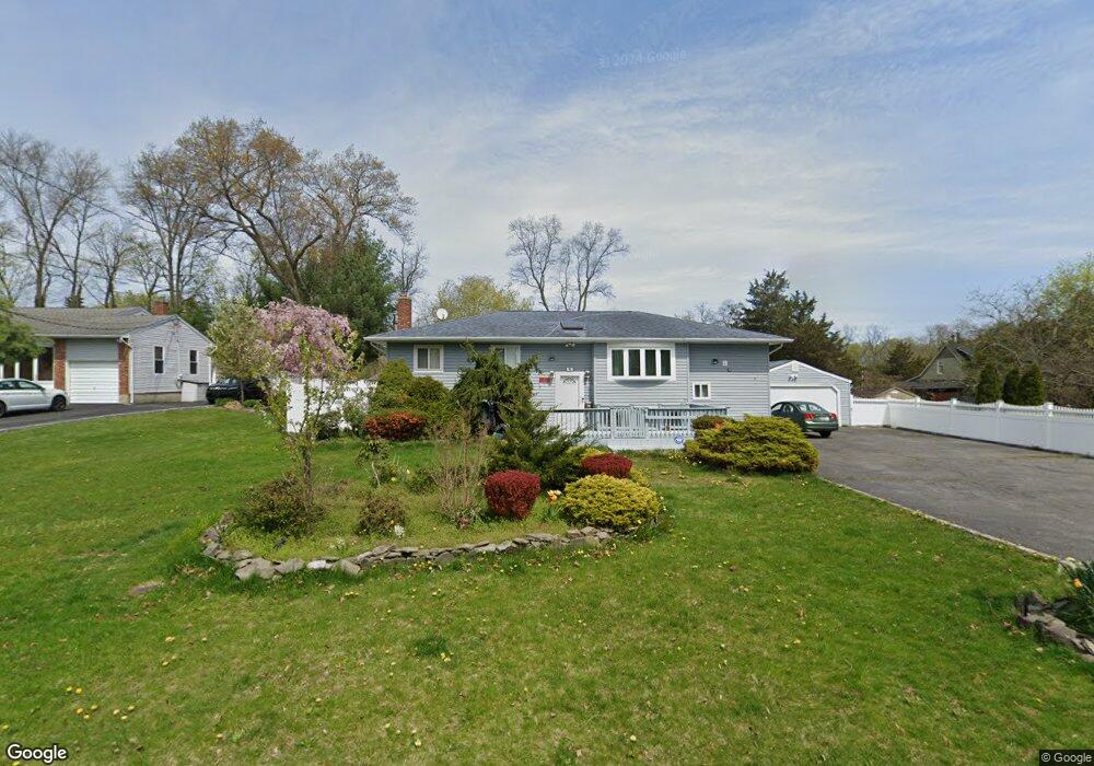 4 Maple Mall, ComMacK, NY 11725 - photo 1