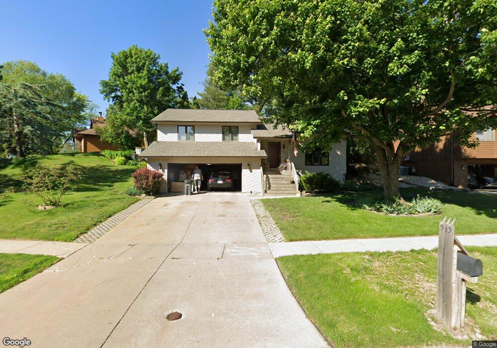 915 Iris Ave NW, Cedar Rapids, IA 52405 - photo 1