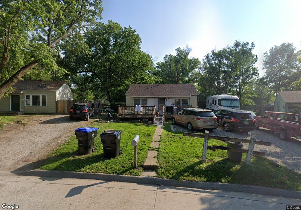 721 SE Pinecrest Dr, Topeka, KS 66605 - photo 1