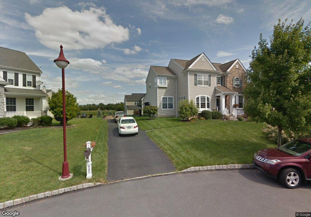 905 Garden Ct, Easton, PA 18040 - photo 1