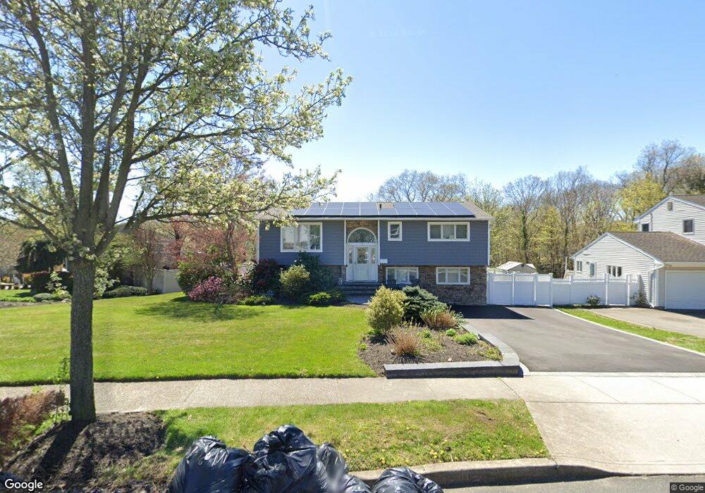 8 Wenmore Rd, ComMacK, NY 11725 - photo 1