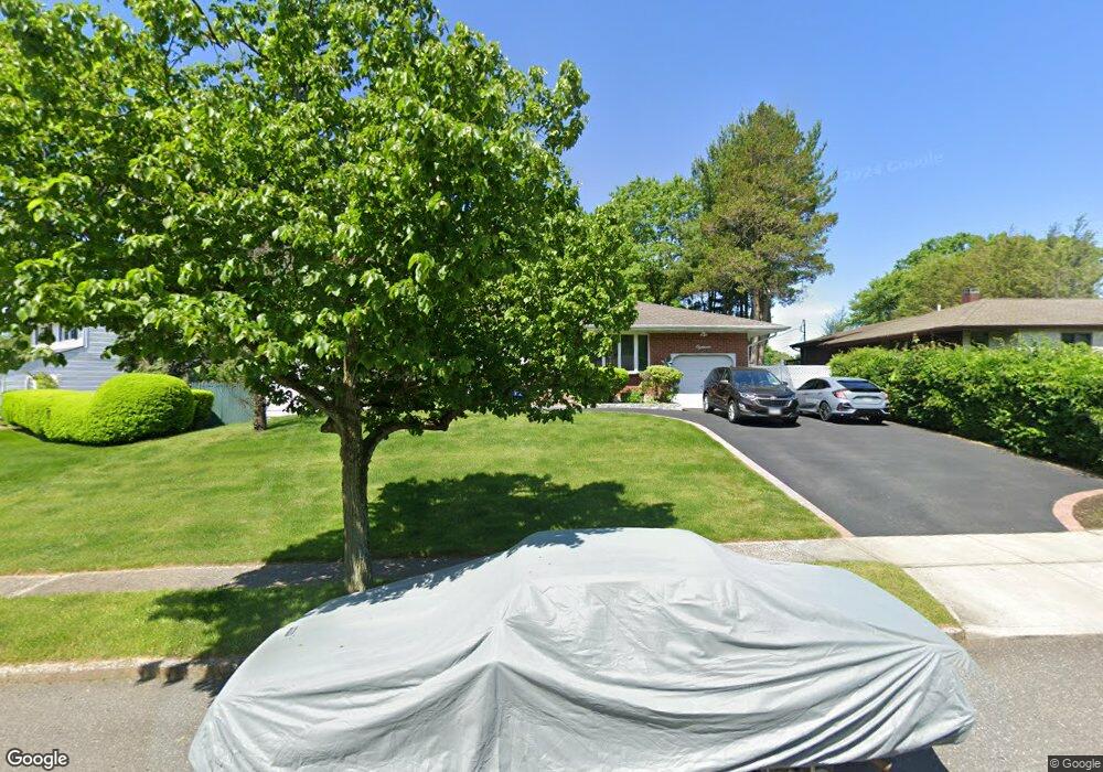 18 August Crescent, ComMacK, NY 11725 - photo 1