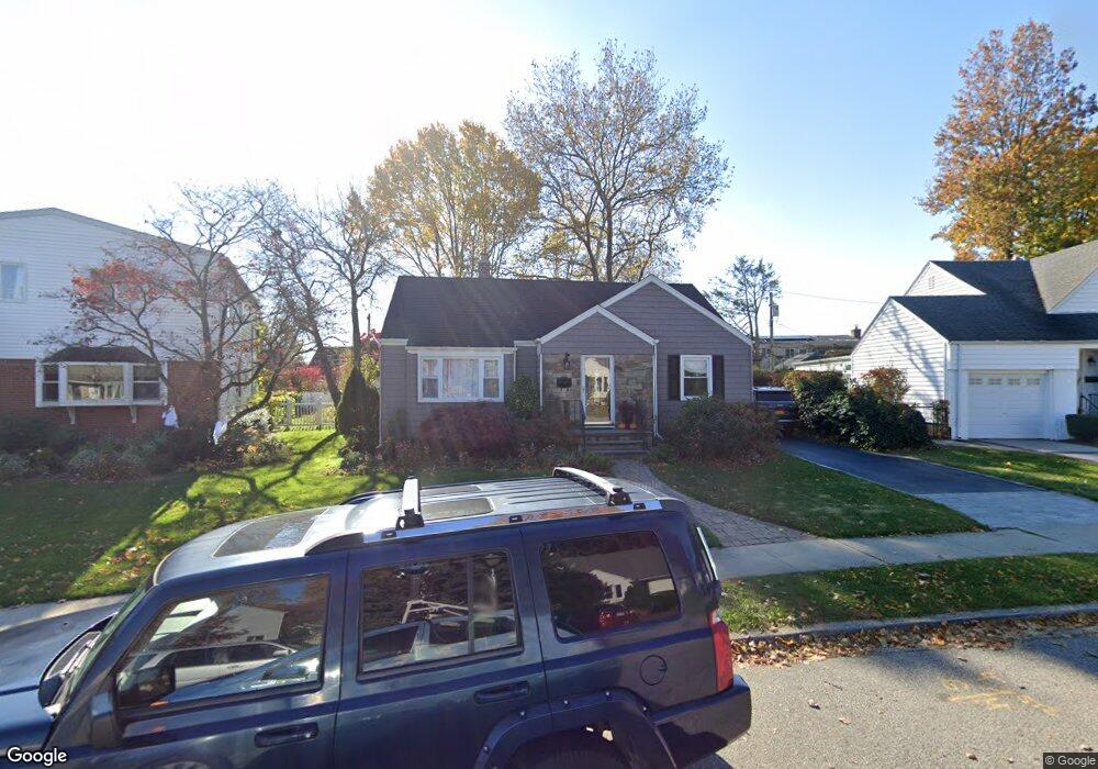 38 Camden Place, New Hyde Park, NY 11040 - photo 1