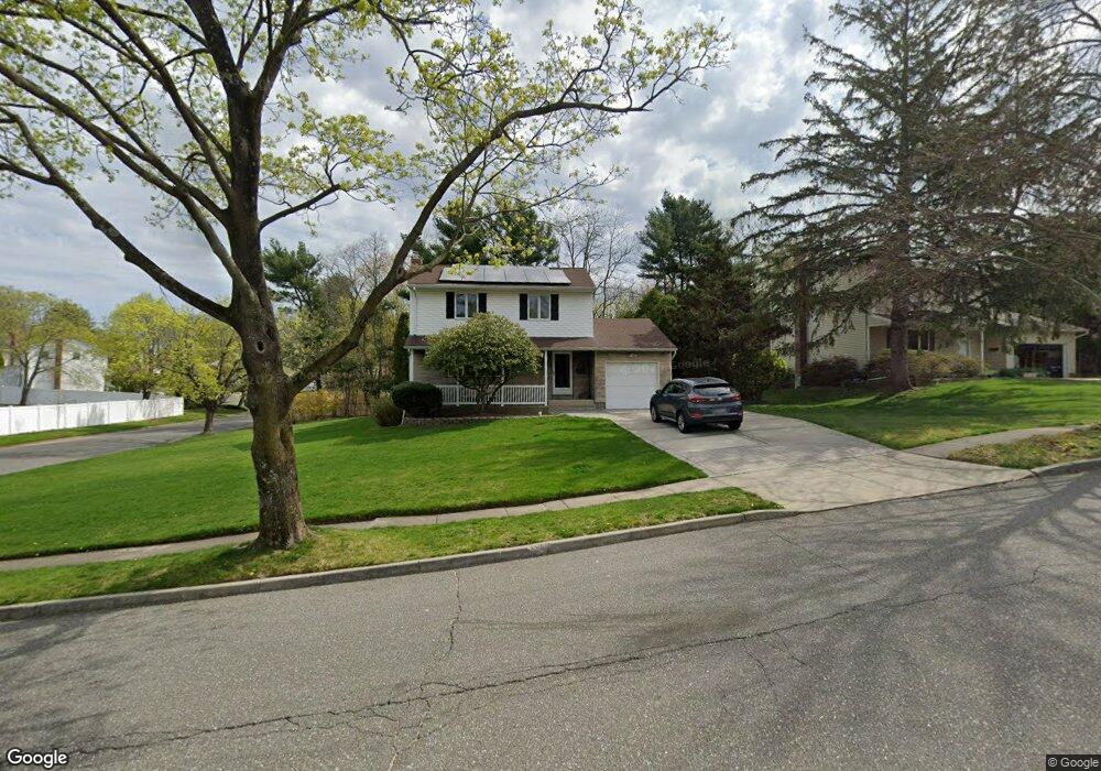 5 Byron Rd, ComMacK, NY 11725 - photo 1