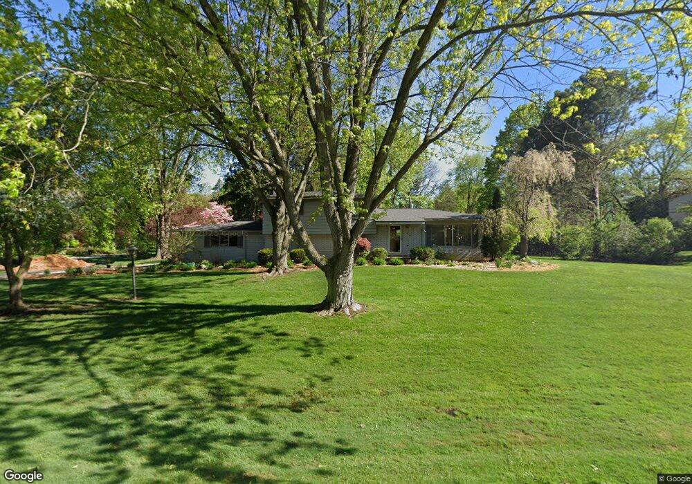 728 Robinhood Cir, Bloomfield Hills, MI 48304 - photo 1