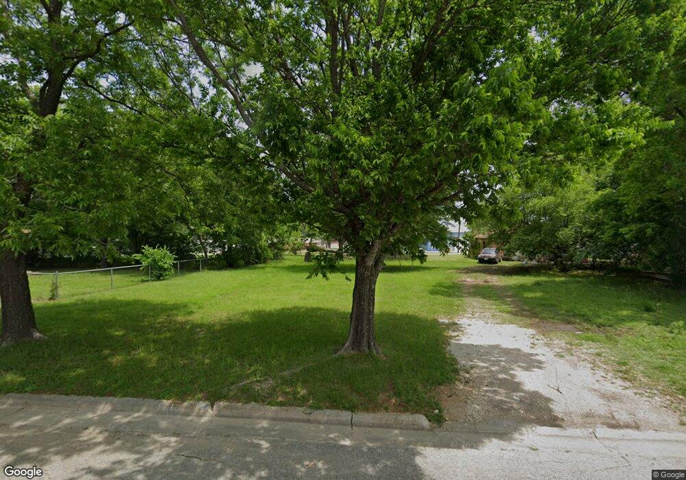 1612 Throckmorton St, Gainesville, TX 76240 - photo 1