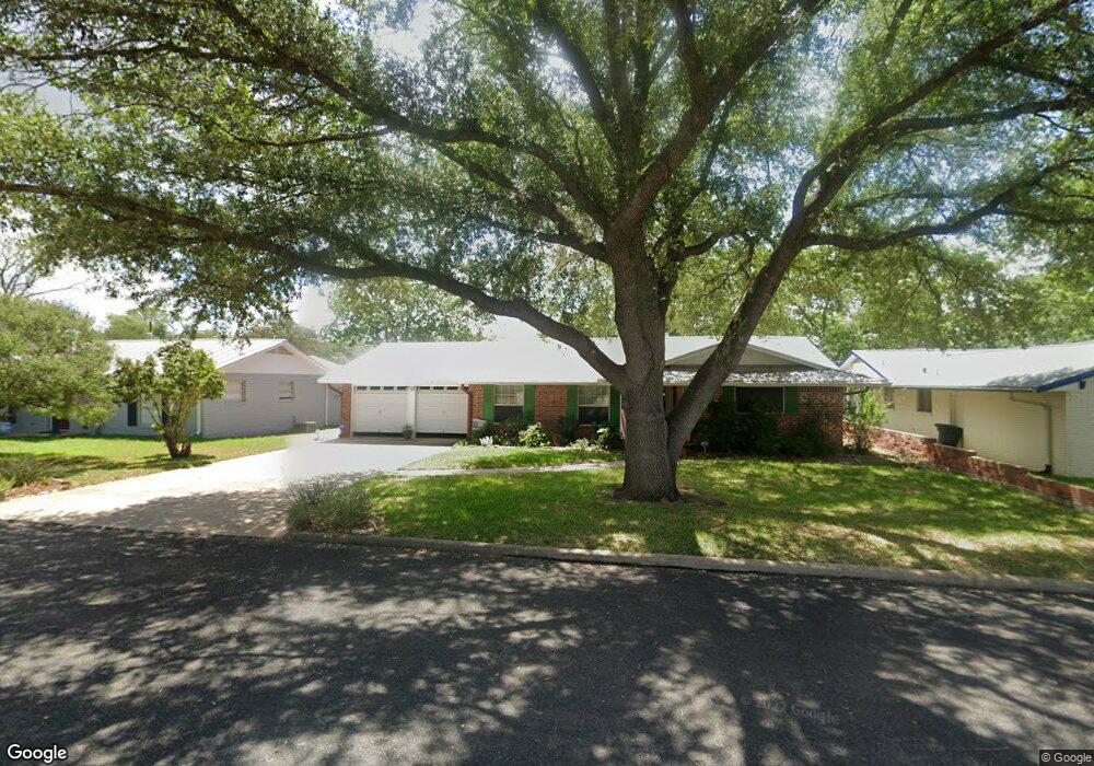 703 N Pecan St, Fredericksburg, TX 78624 - photo 1