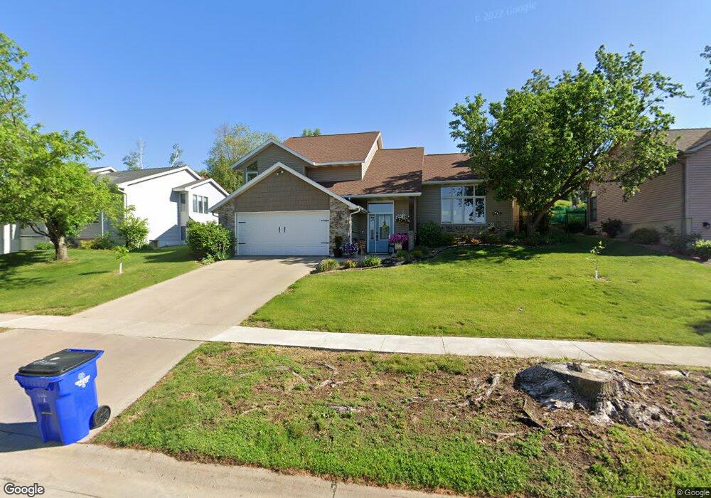 2610 Camelot Ave NW, Cedar Rapids, IA 52405 - photo 1