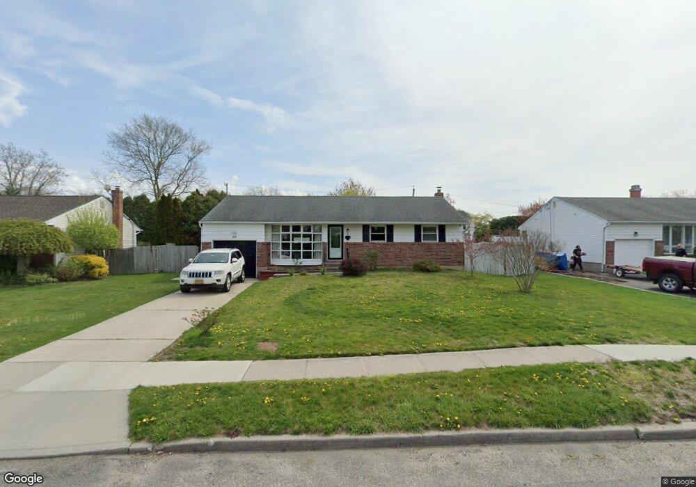 26 Hayrick Ln, ComMacK, NY 11725 - photo 1