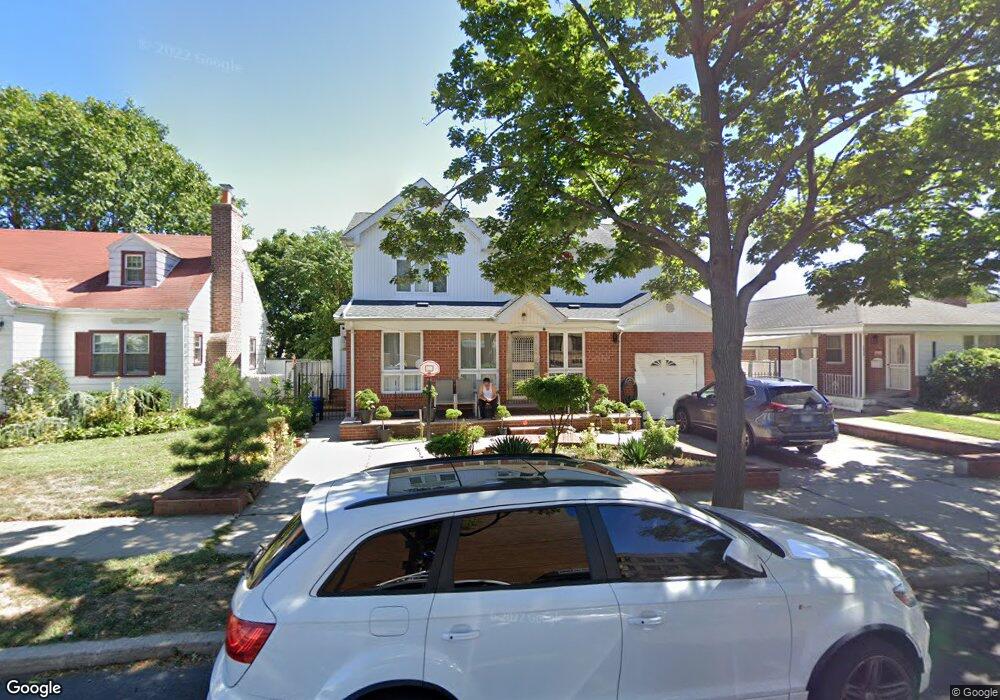 7925 259th St, Glen Oaks, NY 11004 - photo 1