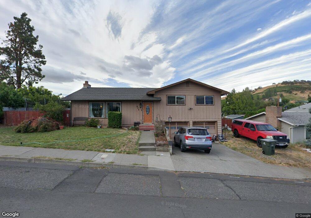 906 E 18th St, the Dalles, OR 97058 - photo 1
