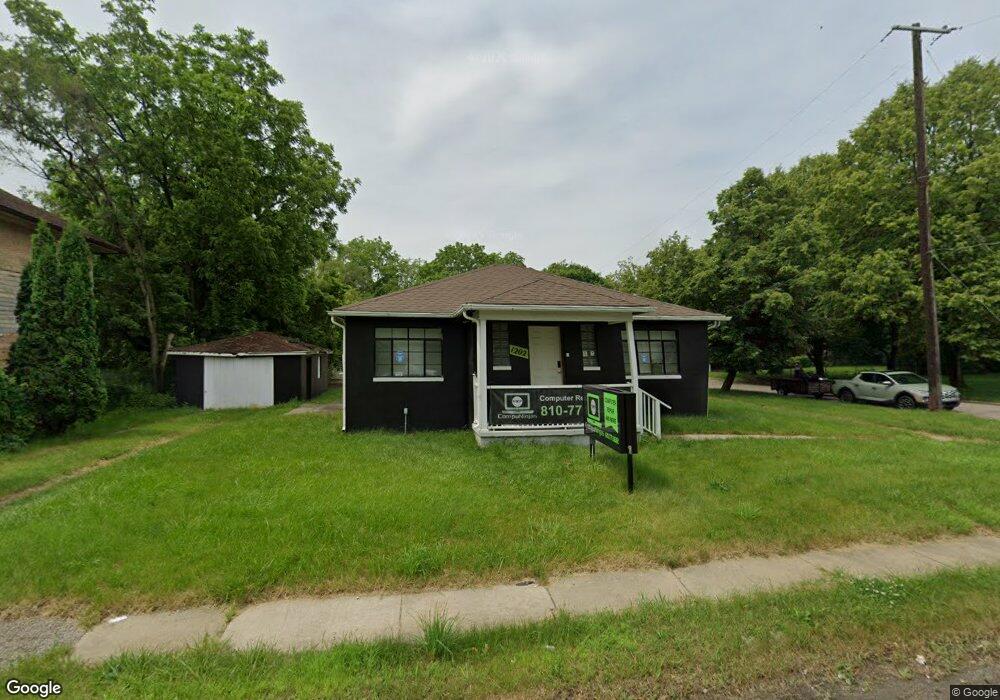 1202 S Grand Traverse St, Flint, MI 48502 - photo 1