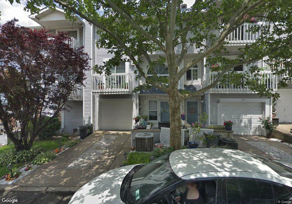 41 Country Dr N unit 4, Staten Island, NY 10314 - photo 1