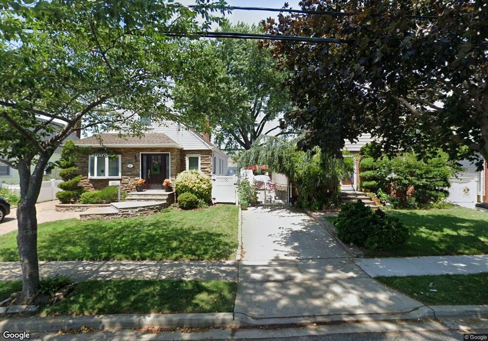 88 Albertson Place, Mineola, NY 11501 - photo 1