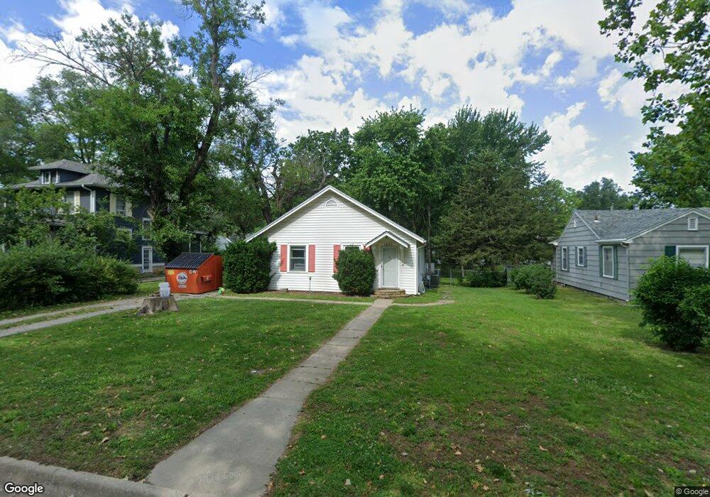 1625 SW Webster Ave, Topeka, KS 66604 - photo 1