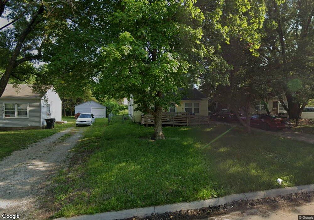 1137 SE Pinecrest Dr, Topeka, KS 66605 - photo 1