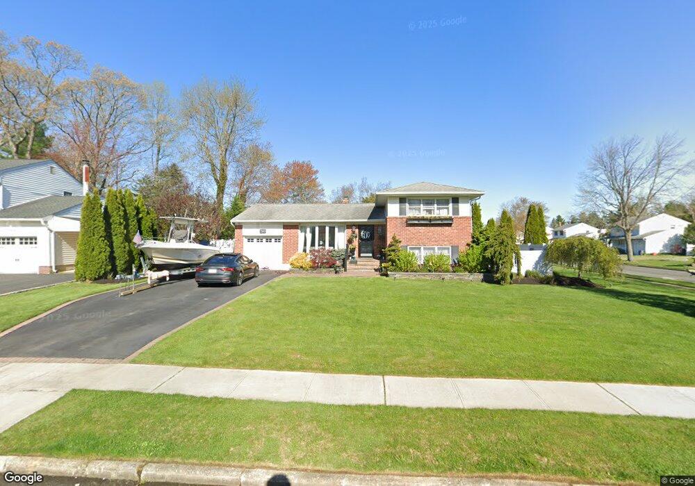 2 Greene Dr, ComMacK, NY 11725 - photo 1