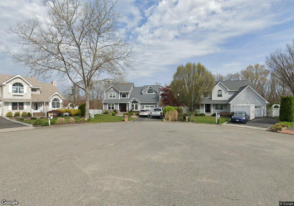 9 Munsee Way, ComMacK, NY 11725 - photo 1