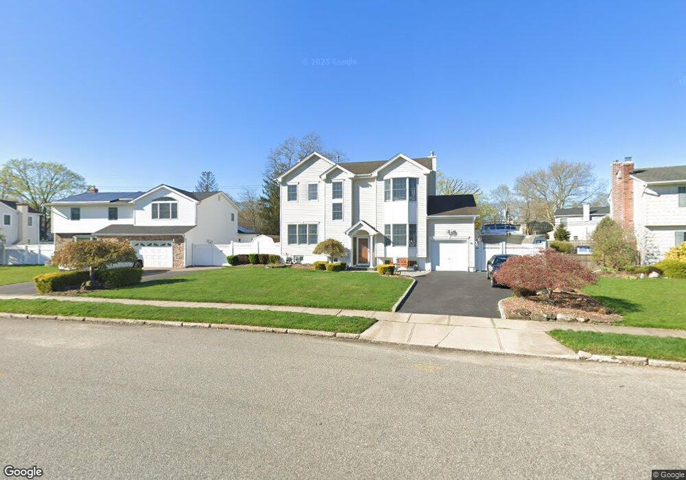 64 Pawnee Dr, ComMacK, NY 11725 - photo 1