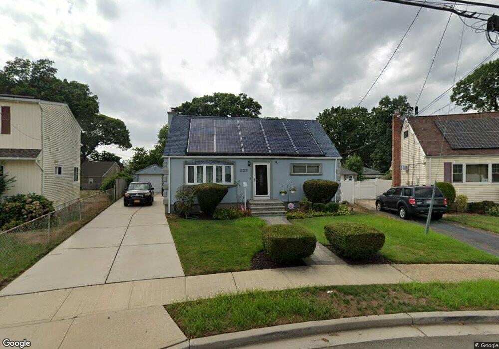 527 Maryann Ln, West Hempstead, NY 11552 - photo 1